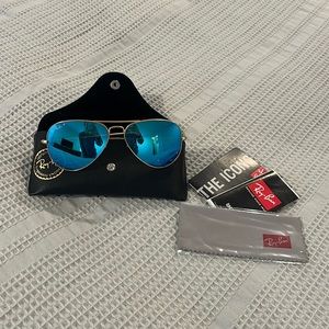 Ray-Ban The Icons. Aviator blue flash lenses.